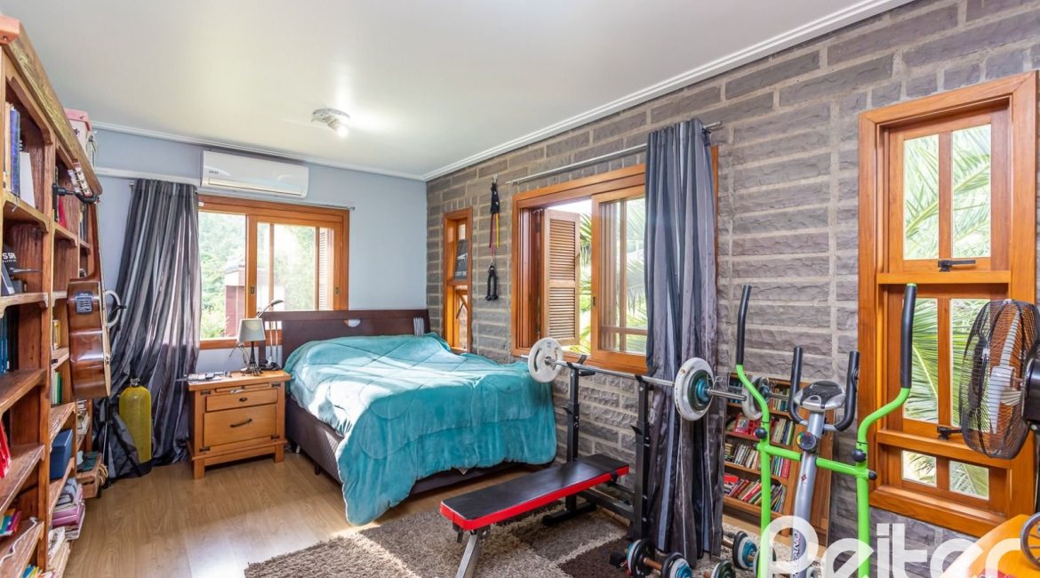 Casa em Condomínio à venda com 560m², 5 dormitórios, 2 suítes, 5 vagas, no bairro Campo Novo em Porto Alegre