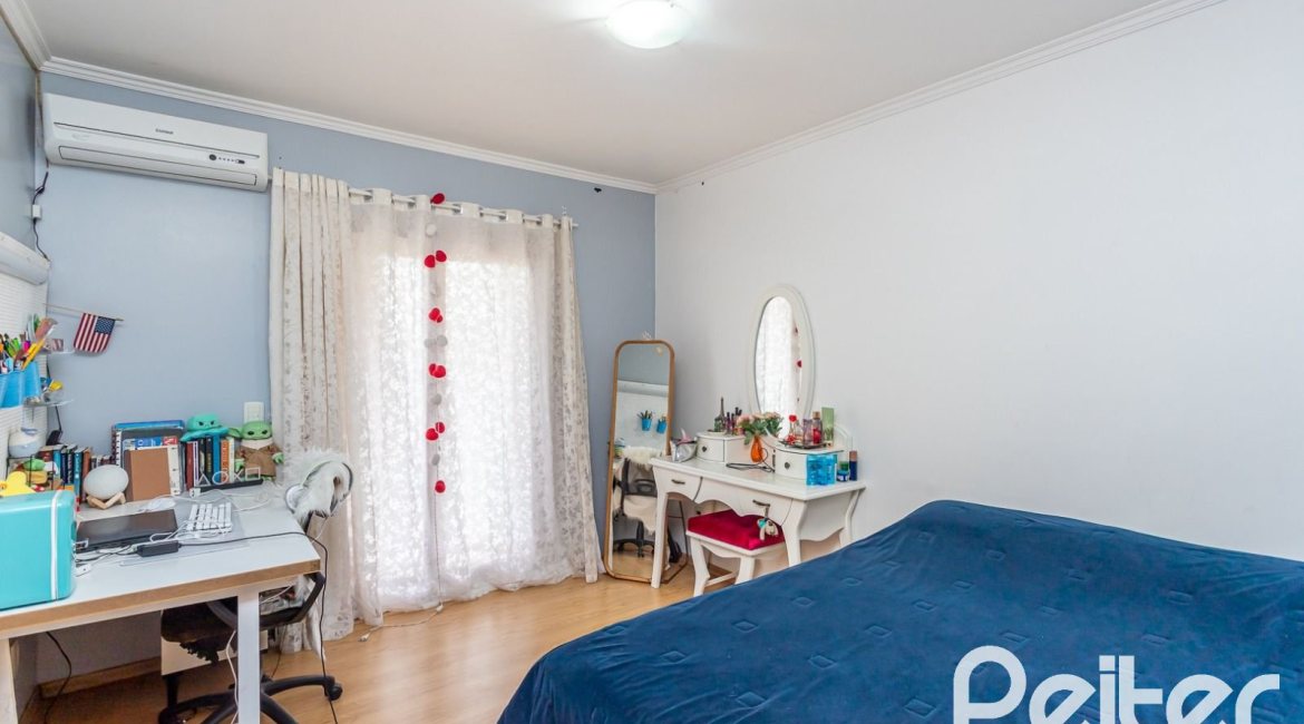 Casa em Condomínio à venda com 560m², 5 dormitórios, 2 suítes, 5 vagas, no bairro Campo Novo em Porto Alegre