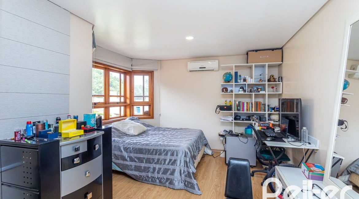 Casa em Condomínio à venda com 560m², 5 dormitórios, 2 suítes, 5 vagas, no bairro Campo Novo em Porto Alegre