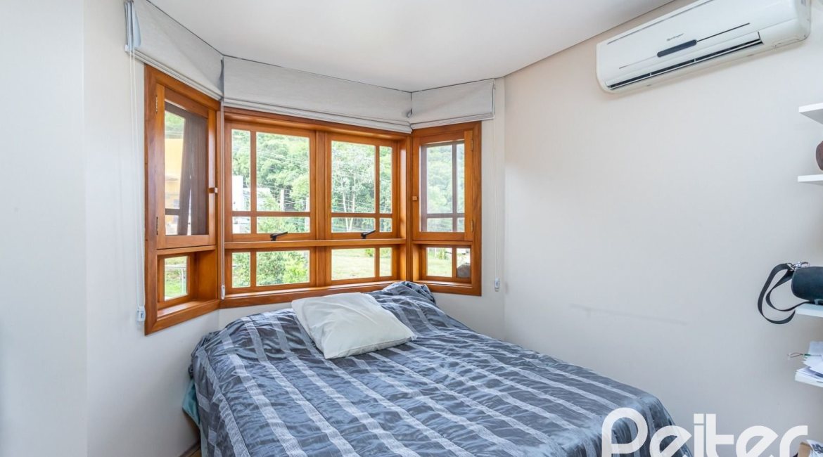 Casa em Condomínio à venda com 560m², 5 dormitórios, 2 suítes, 5 vagas, no bairro Campo Novo em Porto Alegre