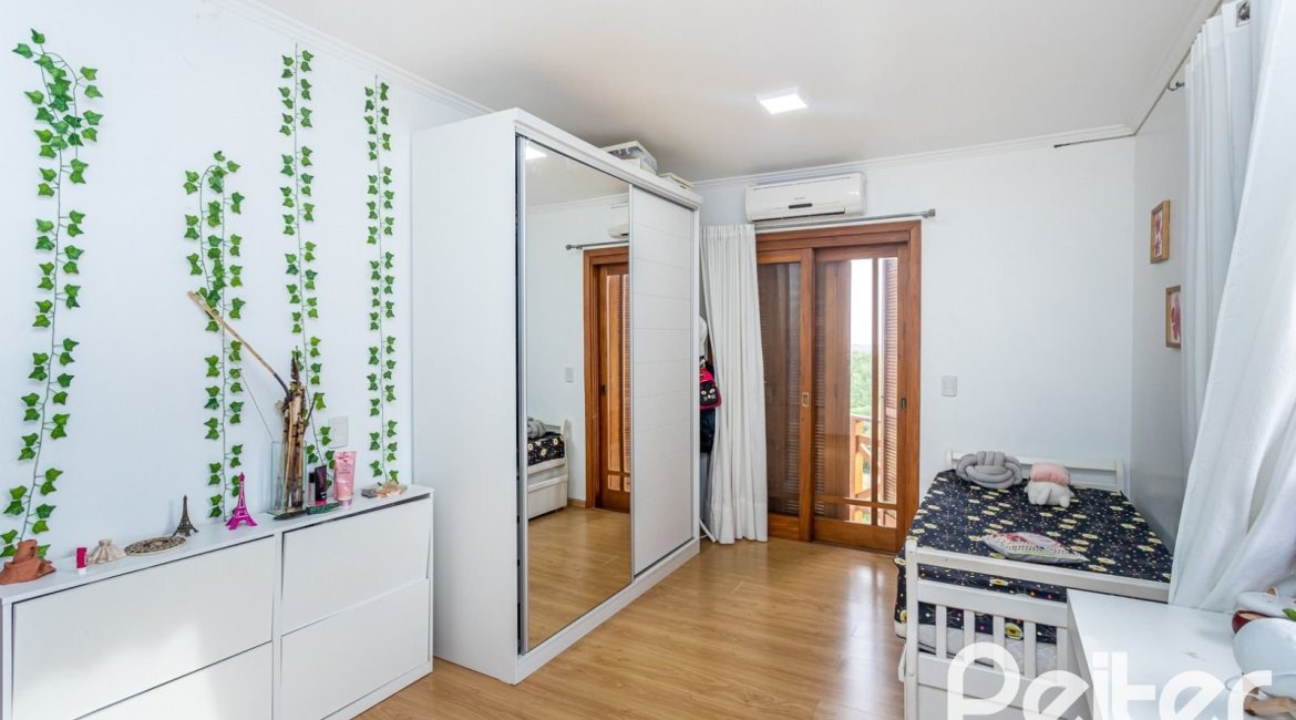 Casa em Condomínio à venda com 560m², 5 dormitórios, 2 suítes, 5 vagas, no bairro Campo Novo em Porto Alegre