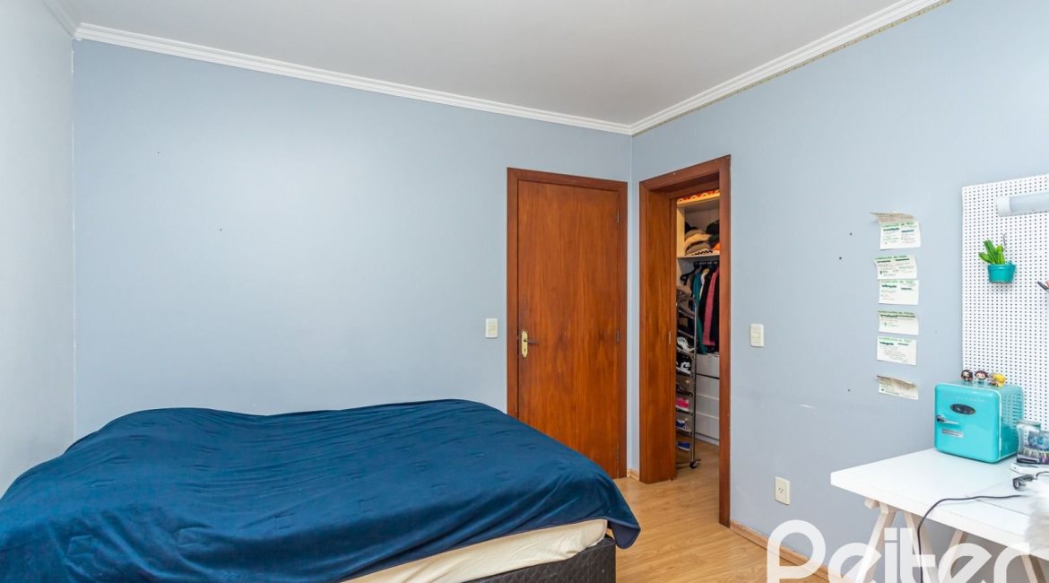 Casa em Condomínio à venda com 560m², 5 dormitórios, 2 suítes, 5 vagas, no bairro Campo Novo em Porto Alegre