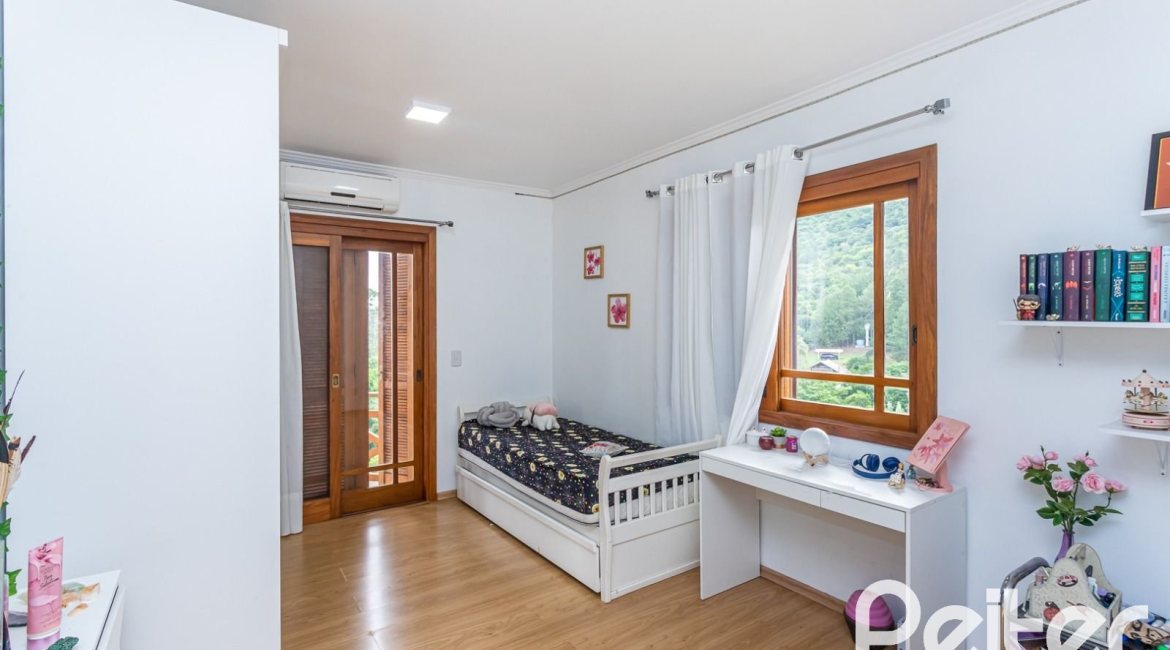 Casa em Condomínio à venda com 560m², 5 dormitórios, 2 suítes, 5 vagas, no bairro Campo Novo em Porto Alegre