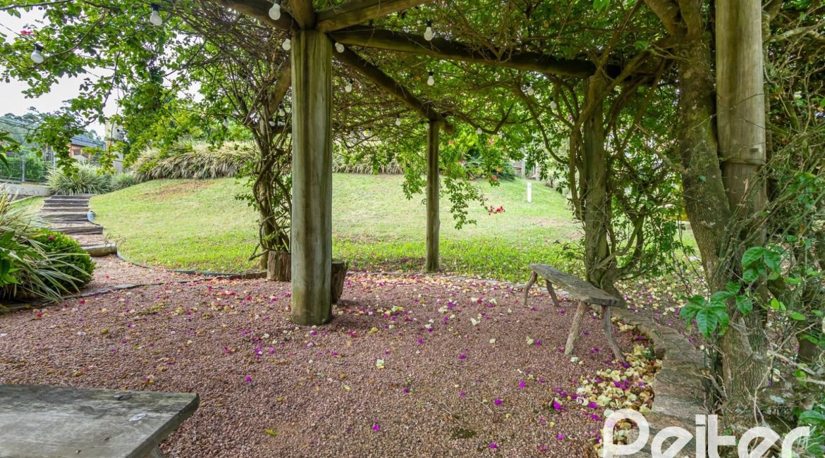 Casa em Condomínio à venda com 560m², 5 dormitórios, 2 suítes, 5 vagas, no bairro Campo Novo em Porto Alegre