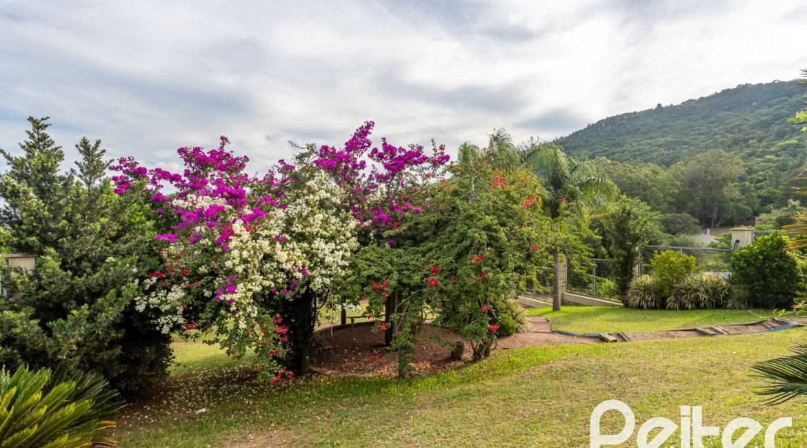 Casa em Condomínio à venda com 560m², 5 dormitórios, 2 suítes, 5 vagas, no bairro Campo Novo em Porto Alegre