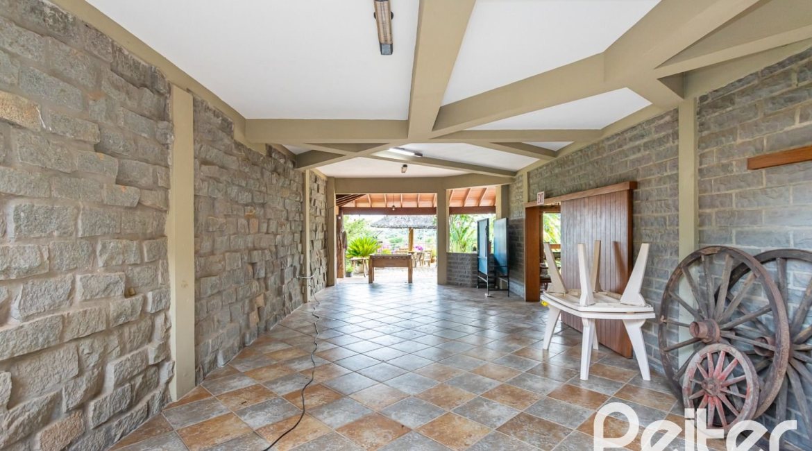 Casa em Condomínio à venda com 560m², 5 dormitórios, 2 suítes, 5 vagas, no bairro Campo Novo em Porto Alegre