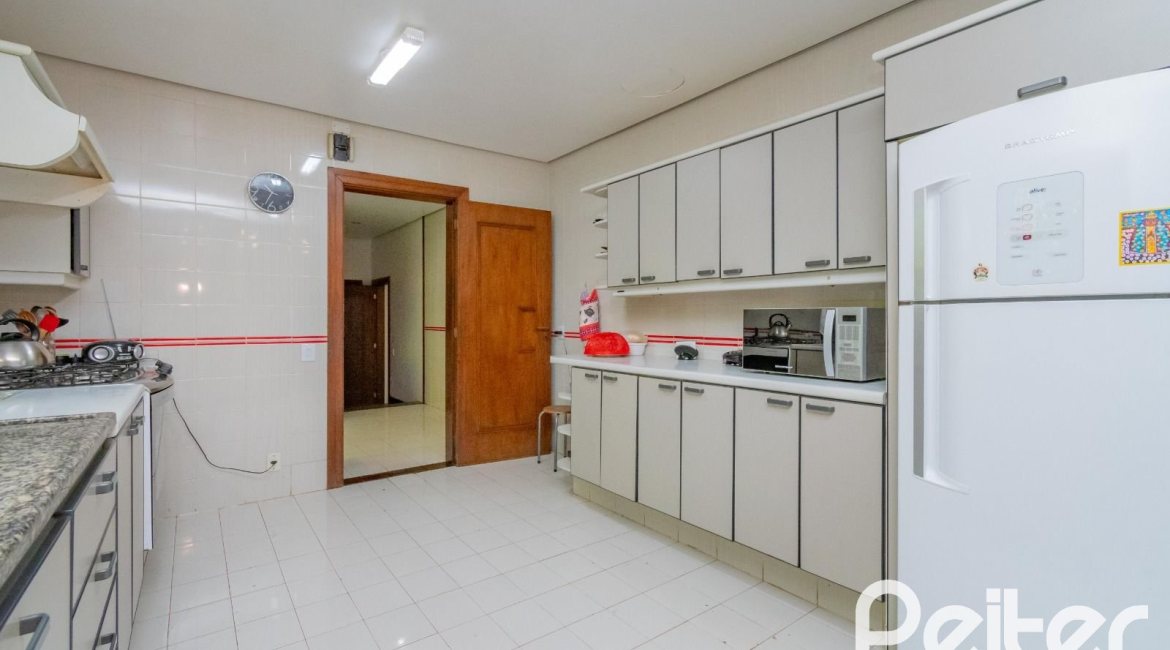 Casa em Condomínio à venda com 600m², 4 dormitórios, 2 suítes, 5 vagas, no bairro Cavalhada em PORTO ALEGRE