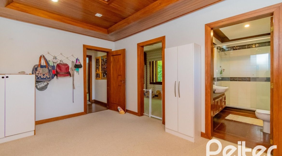 Casa em Condomínio à venda com 600m², 4 dormitórios, 2 suítes, 5 vagas, no bairro Cavalhada em PORTO ALEGRE