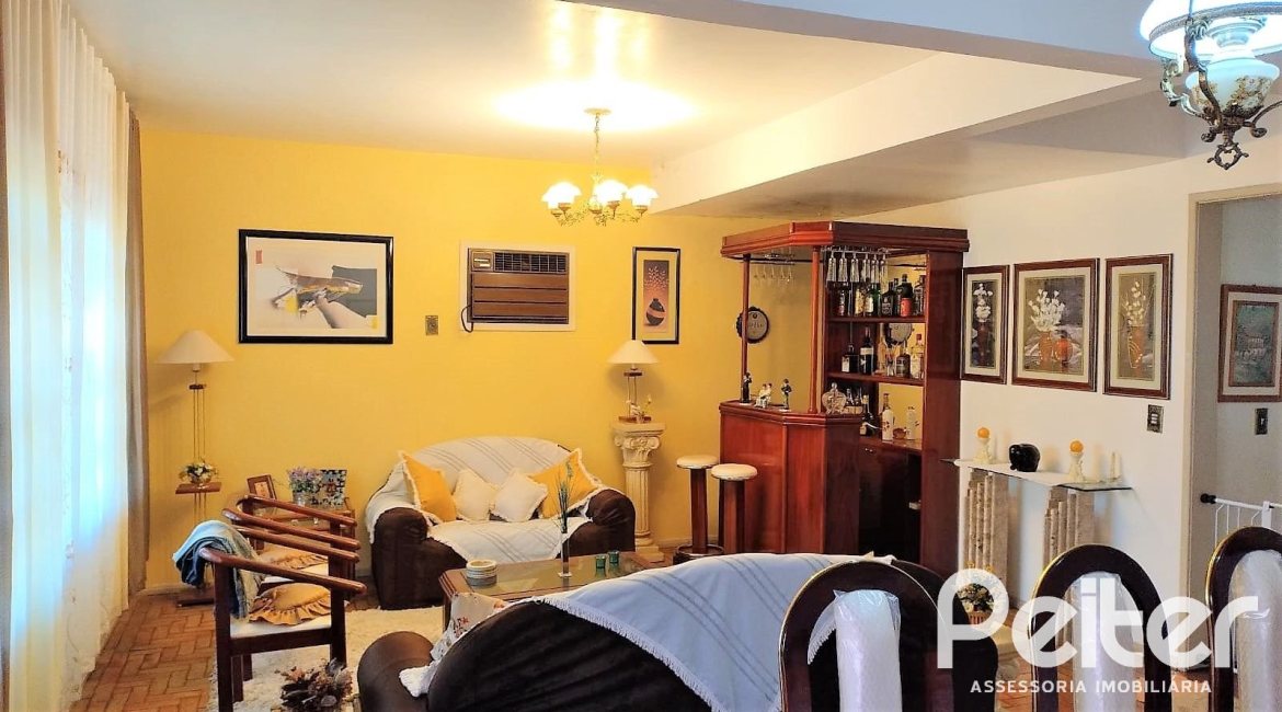 Casa à venda com 160m², 3 dormitórios, 1 suíte, 5 vagas, no bairro Nonoai em Porto Alegre