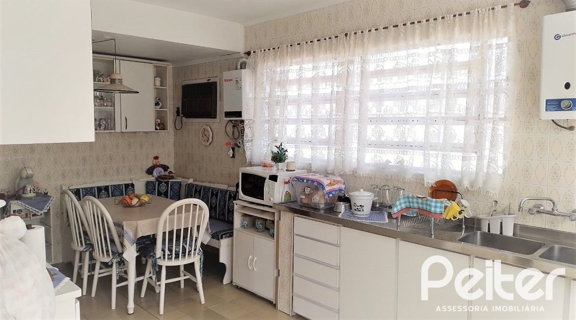 Casa à venda com 160m², 3 dormitórios, 1 suíte, 5 vagas, no bairro Nonoai em Porto Alegre