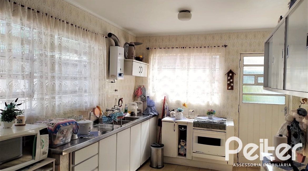 Casa à venda com 160m², 3 dormitórios, 1 suíte, 5 vagas, no bairro Nonoai em Porto Alegre