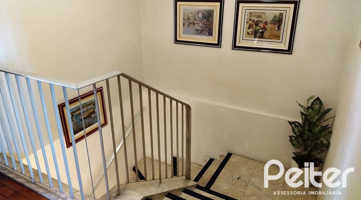 Casa à venda com 160m², 3 dormitórios, 1 suíte, 5 vagas, no bairro Nonoai em Porto Alegre