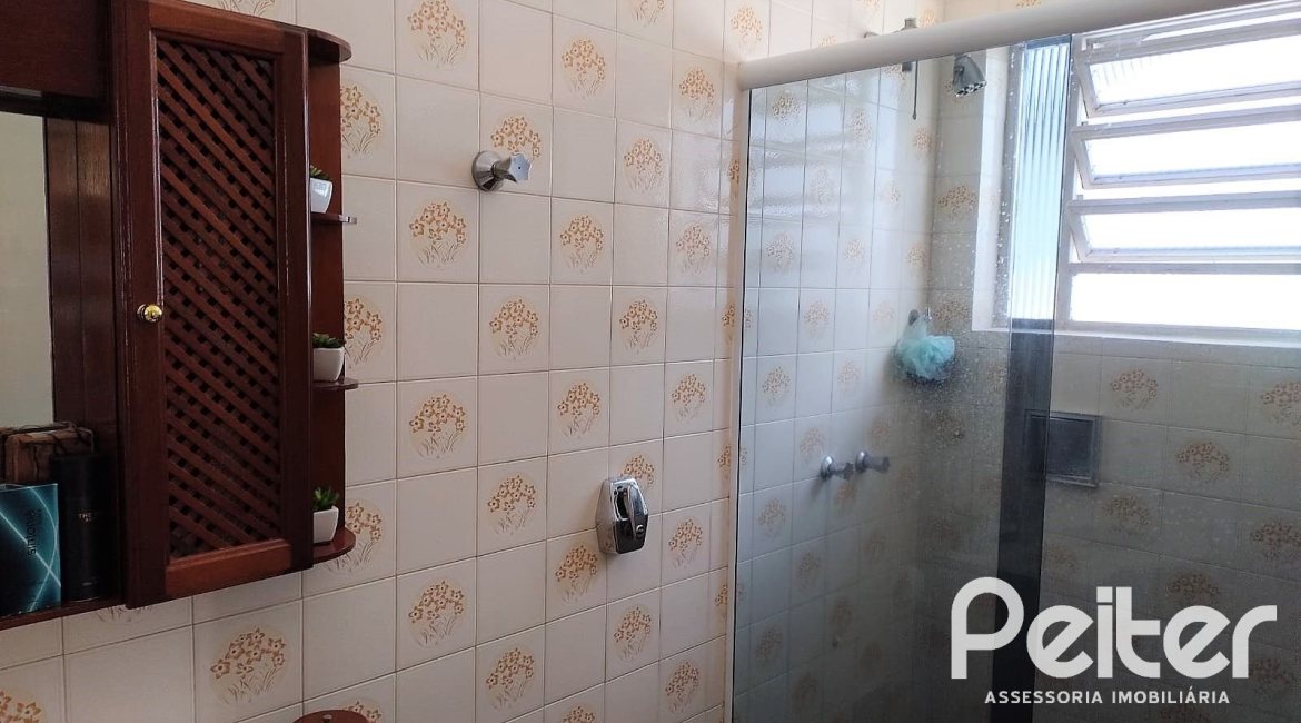 Casa à venda com 160m², 3 dormitórios, 1 suíte, 5 vagas, no bairro Nonoai em Porto Alegre
