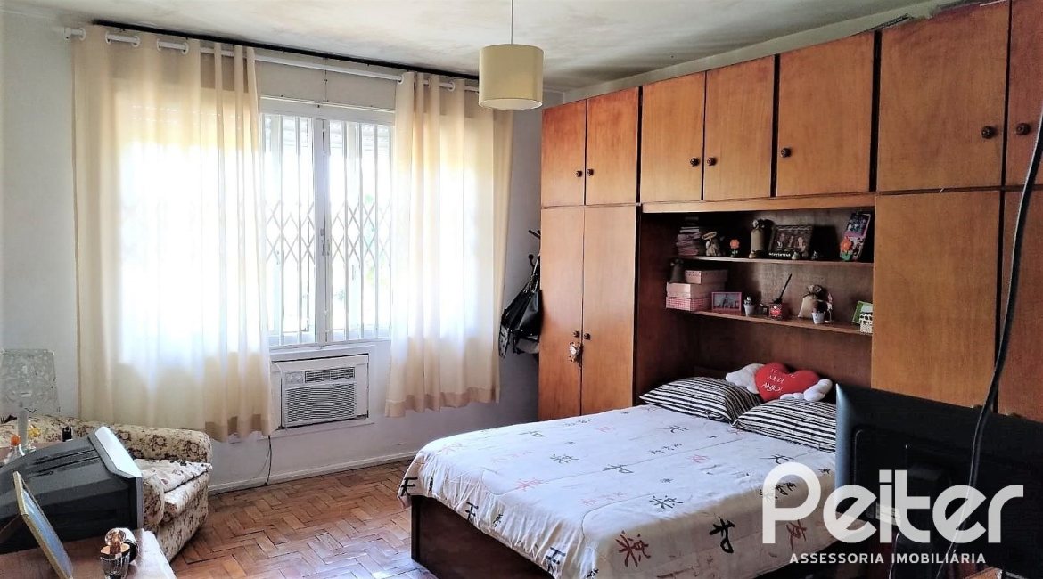 Casa à venda com 160m², 3 dormitórios, 1 suíte, 5 vagas, no bairro Nonoai em Porto Alegre