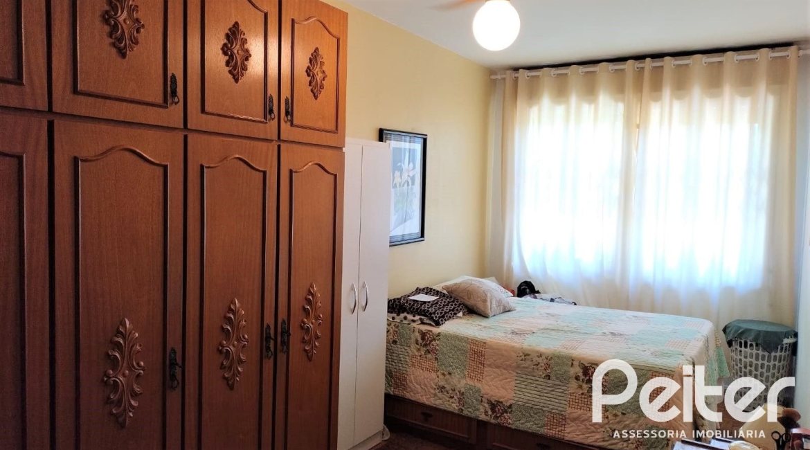 Casa à venda com 160m², 3 dormitórios, 1 suíte, 5 vagas, no bairro Nonoai em Porto Alegre