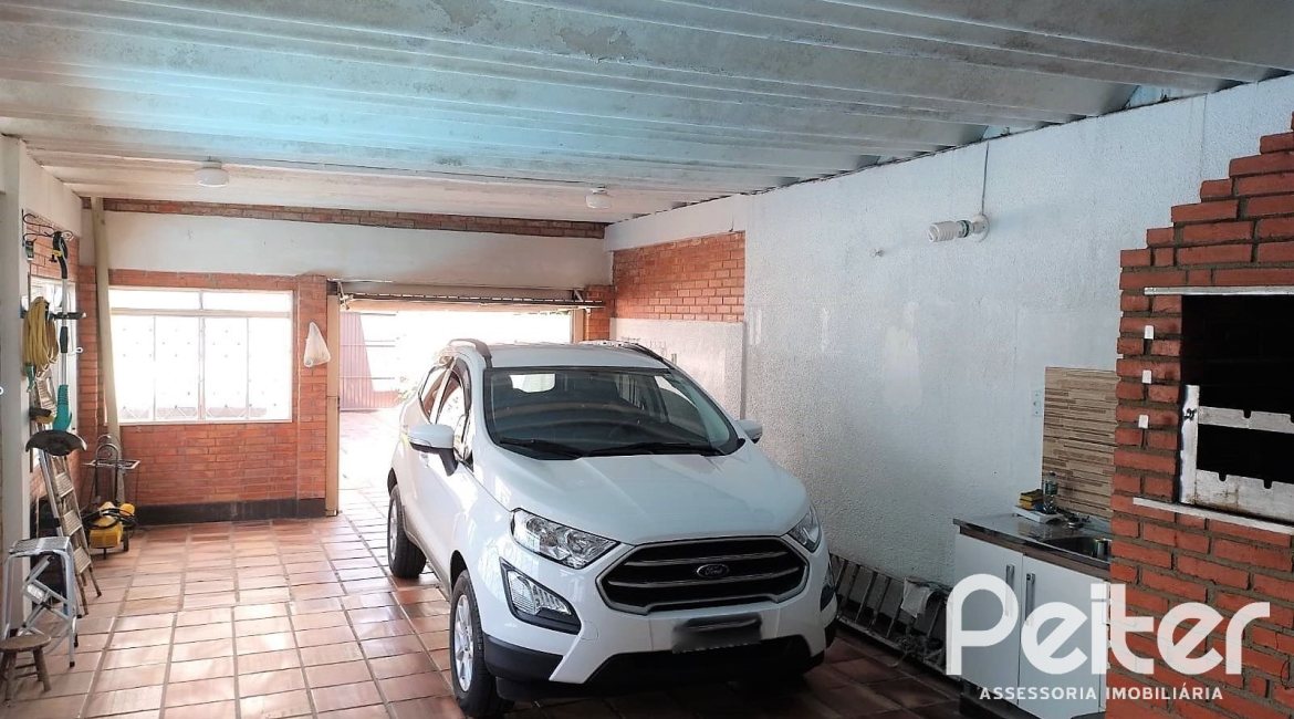 Casa à venda com 160m², 3 dormitórios, 1 suíte, 5 vagas, no bairro Nonoai em Porto Alegre