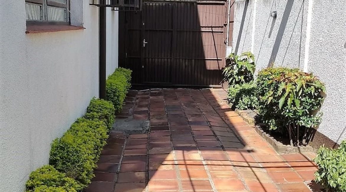 Casa à venda com 160m², 3 dormitórios, 1 suíte, 5 vagas, no bairro Nonoai em Porto Alegre