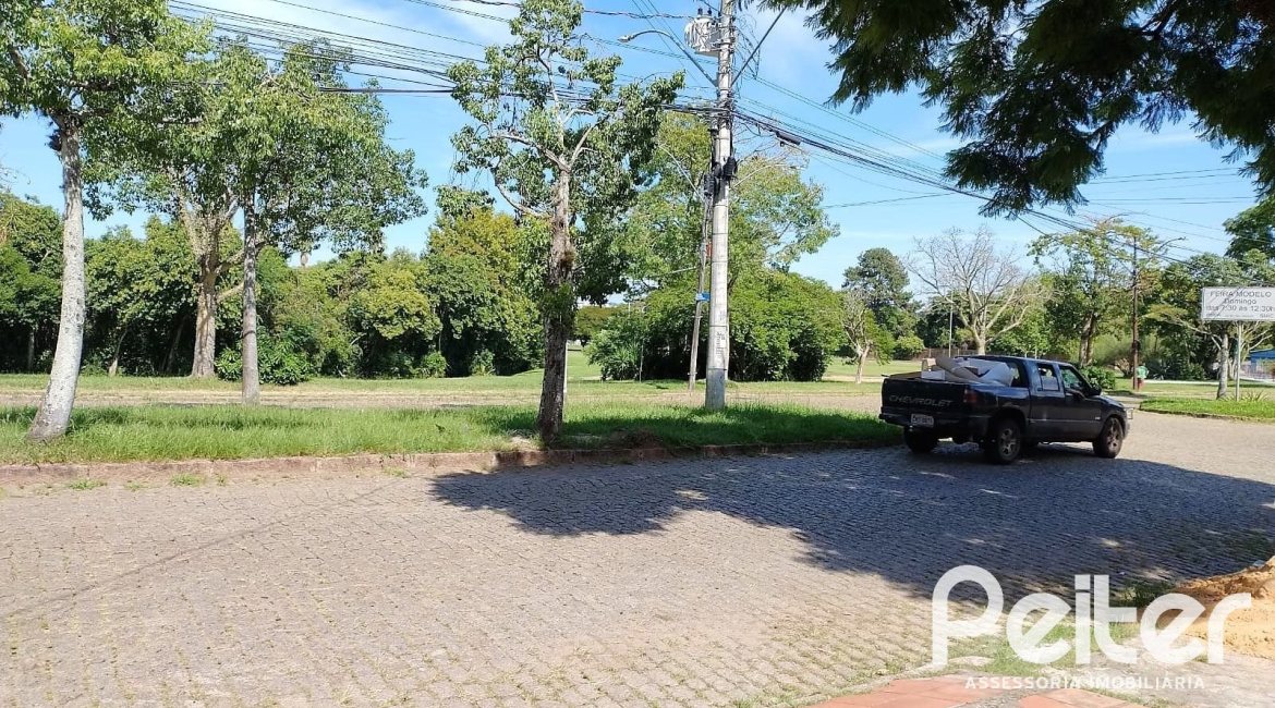 Casa à venda com 160m², 3 dormitórios, 1 suíte, 5 vagas, no bairro Nonoai em Porto Alegre