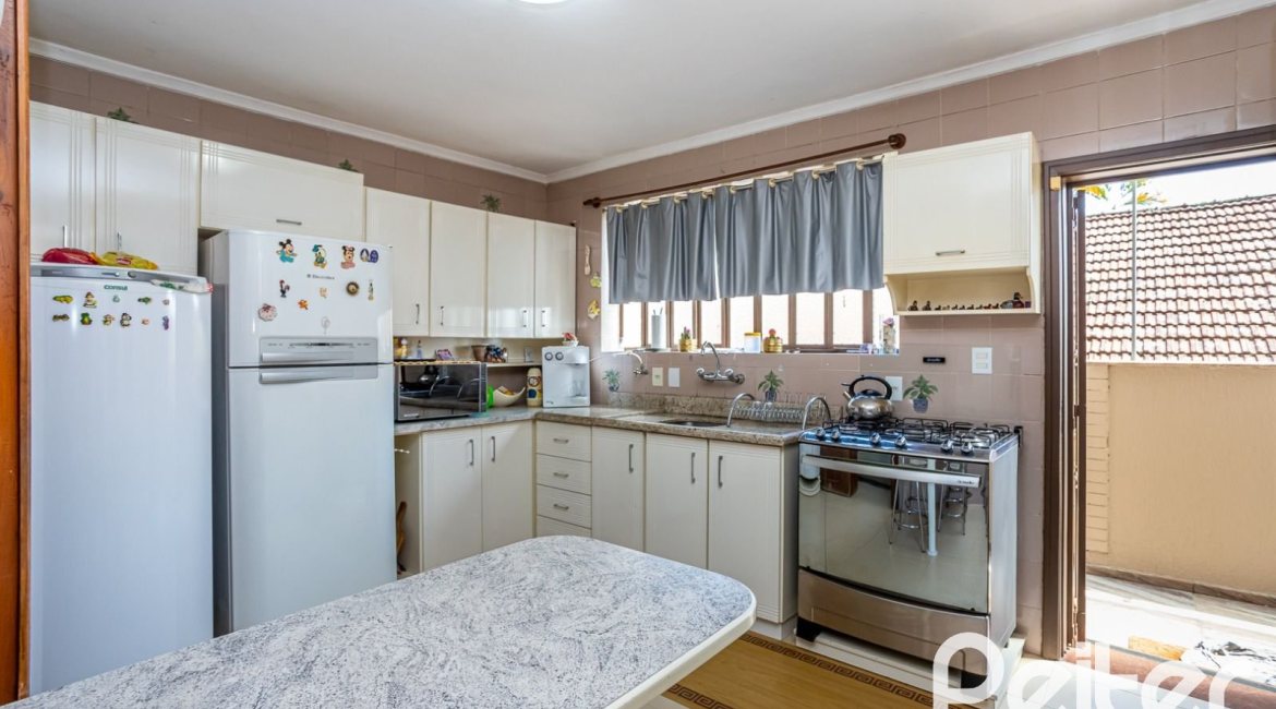 Casa à venda com 600m², 6 dormitórios, 3 suítes, 5 vagas, no bairro Tristeza em Porto Alegre