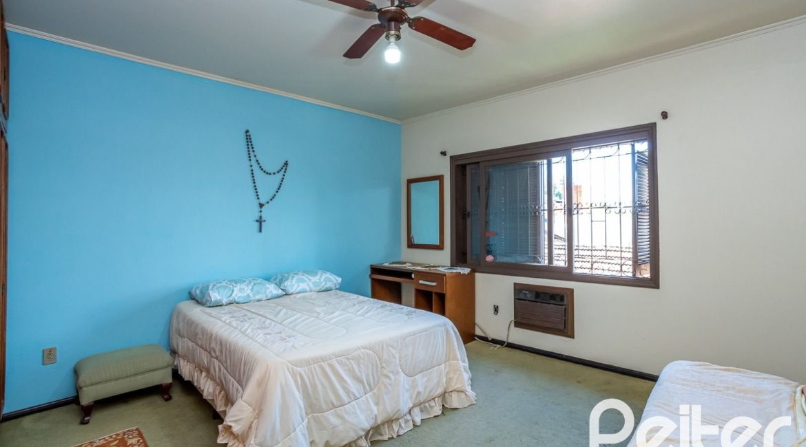 Casa à venda com 600m², 6 dormitórios, 3 suítes, 5 vagas, no bairro Tristeza em Porto Alegre