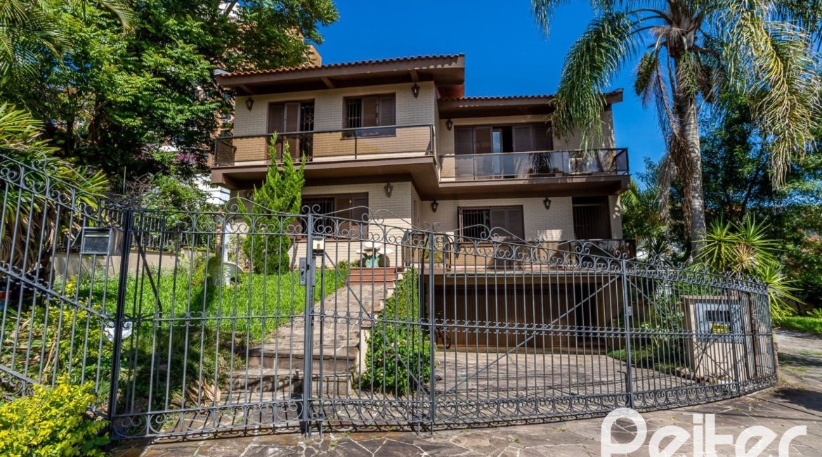 Casa à venda com 600m², 6 dormitórios, 3 suítes, 5 vagas, no bairro Tristeza em Porto Alegre