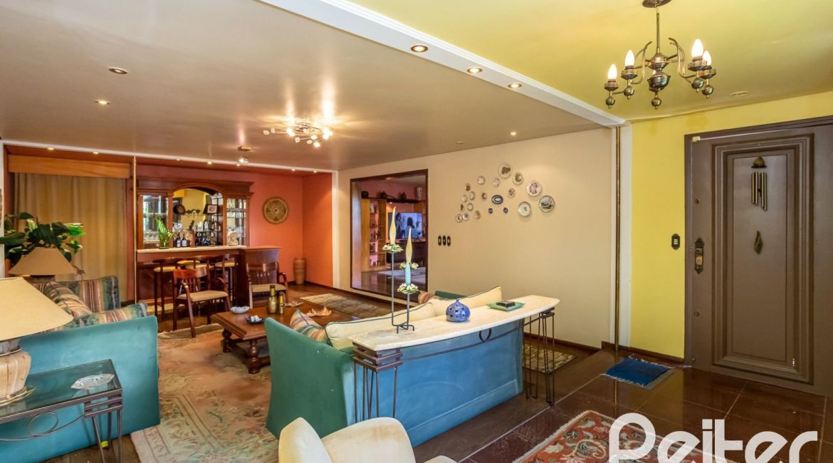 Casa à venda com 600m², 6 dormitórios, 3 suítes, 5 vagas, no bairro Tristeza em Porto Alegre