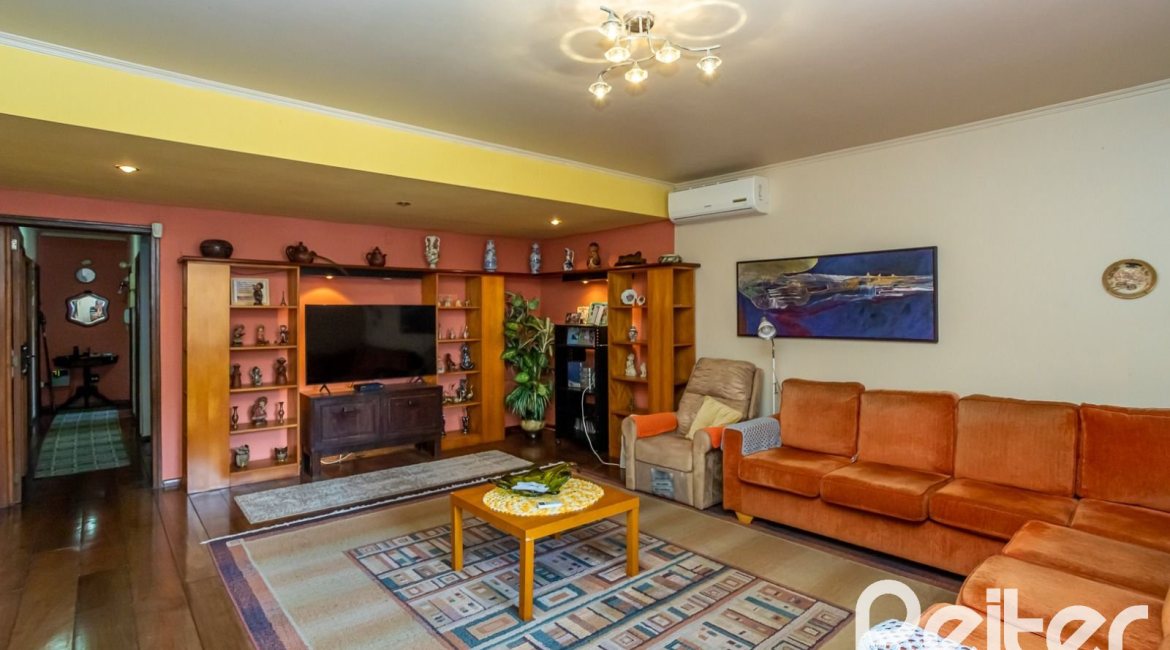 Casa à venda com 600m², 6 dormitórios, 3 suítes, 5 vagas, no bairro Tristeza em Porto Alegre