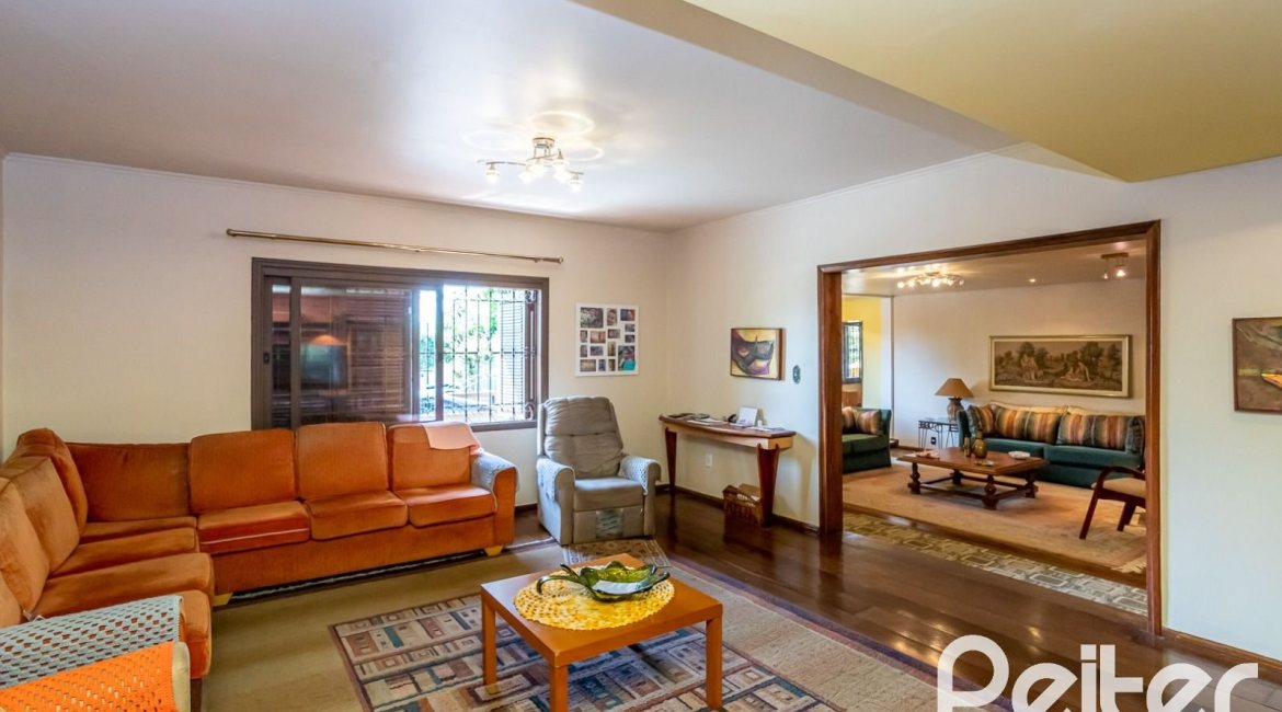 Casa à venda com 600m², 6 dormitórios, 3 suítes, 5 vagas, no bairro Tristeza em Porto Alegre