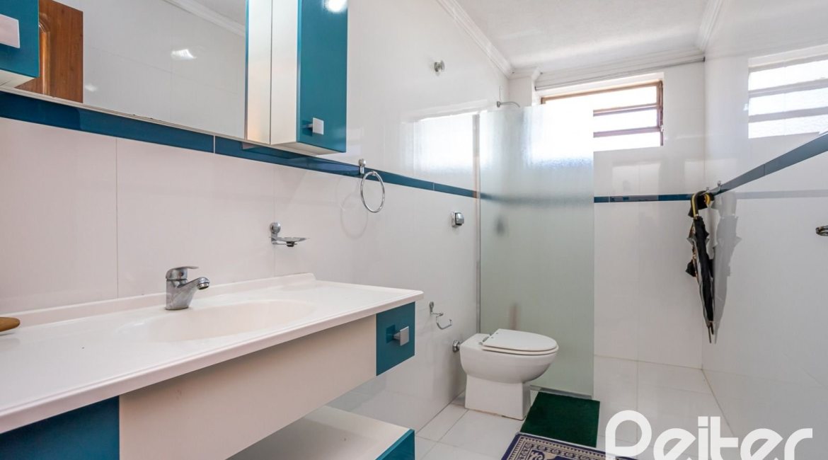 Casa à venda com 600m², 6 dormitórios, 3 suítes, 5 vagas, no bairro Tristeza em Porto Alegre