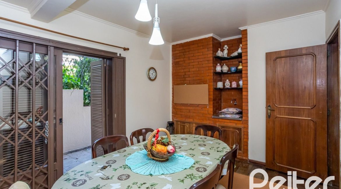 Casa à venda com 600m², 6 dormitórios, 3 suítes, 5 vagas, no bairro Tristeza em Porto Alegre