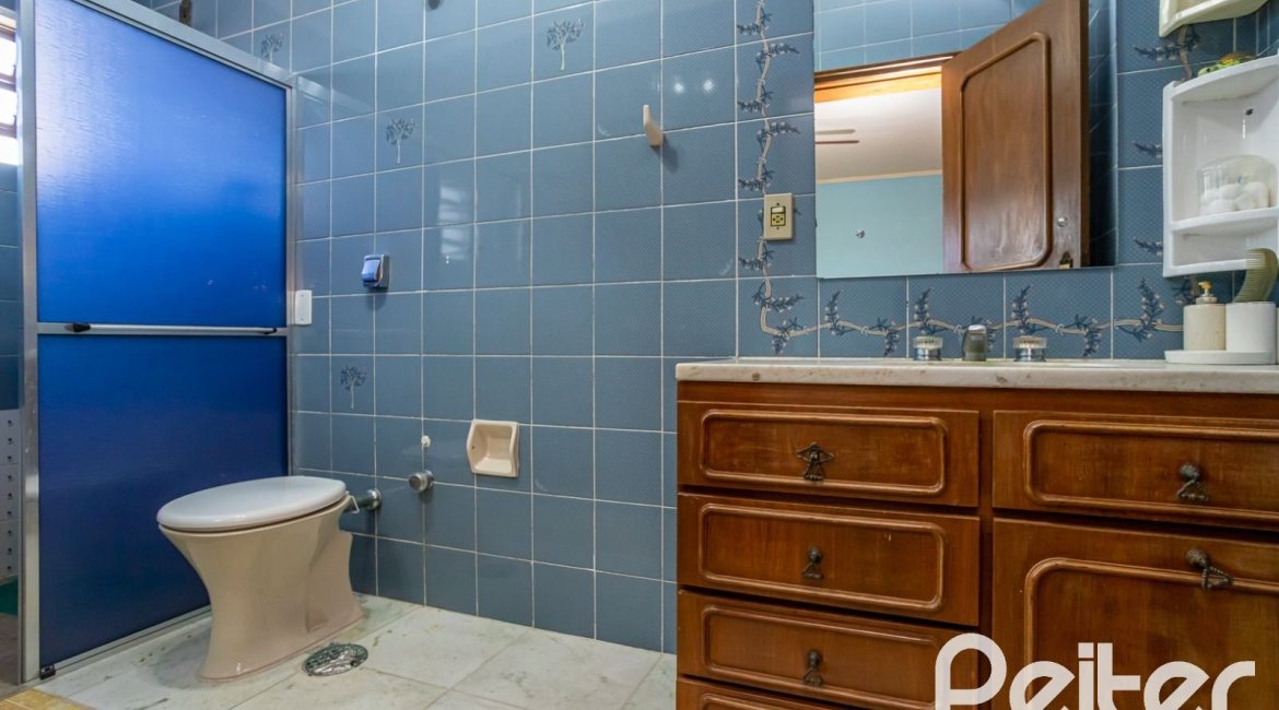 Casa à venda com 600m², 6 dormitórios, 3 suítes, 5 vagas, no bairro Tristeza em Porto Alegre