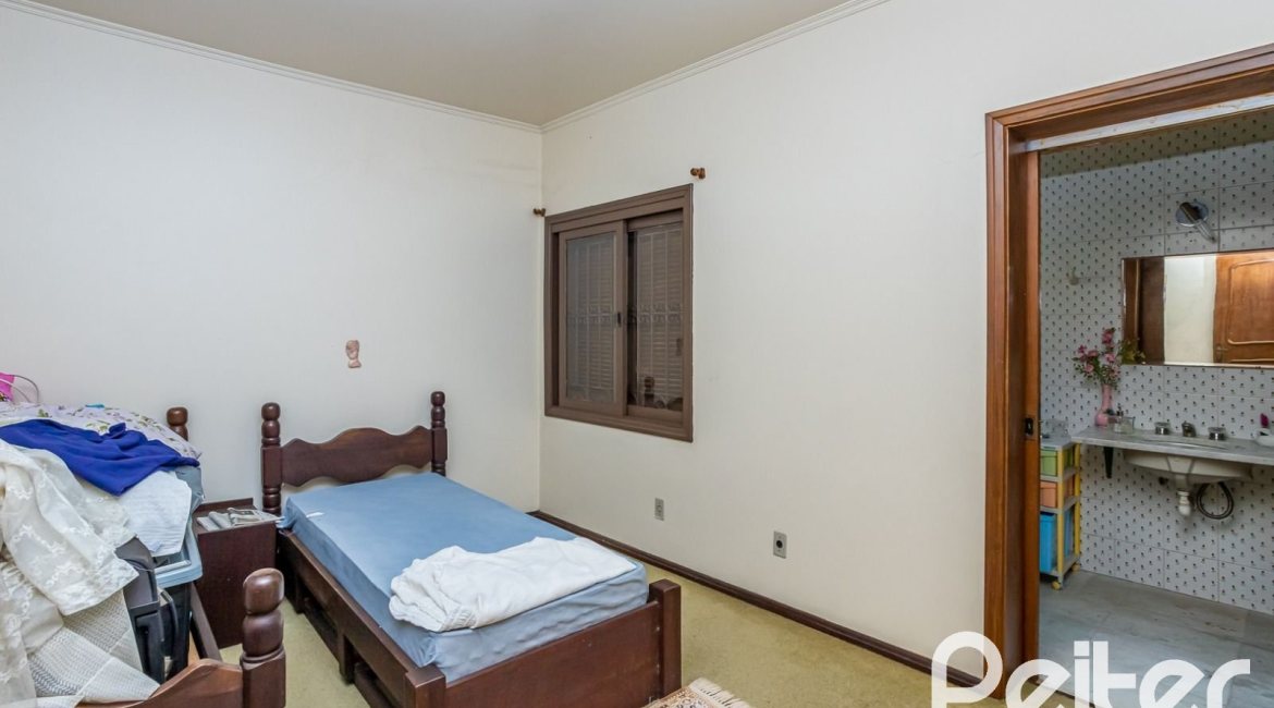 Casa à venda com 600m², 6 dormitórios, 3 suítes, 5 vagas, no bairro Tristeza em Porto Alegre