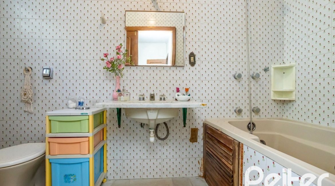 Casa à venda com 600m², 6 dormitórios, 3 suítes, 5 vagas, no bairro Tristeza em Porto Alegre