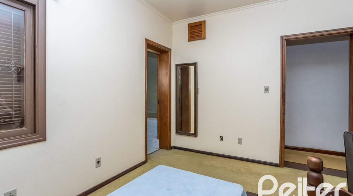 Casa à venda com 600m², 6 dormitórios, 3 suítes, 5 vagas, no bairro Tristeza em Porto Alegre