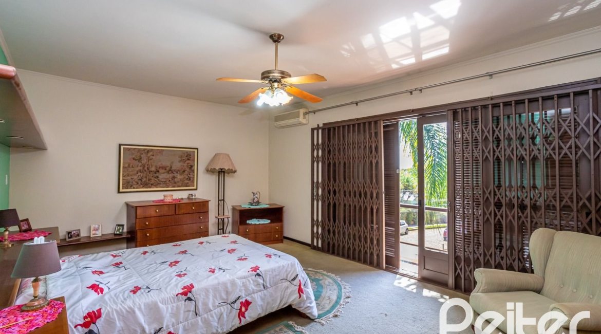 Casa à venda com 600m², 6 dormitórios, 3 suítes, 5 vagas, no bairro Tristeza em Porto Alegre