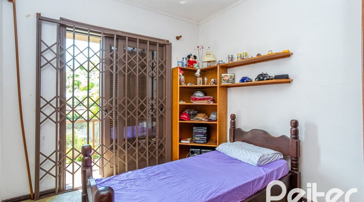 Casa à venda com 600m², 6 dormitórios, 3 suítes, 5 vagas, no bairro Tristeza em Porto Alegre