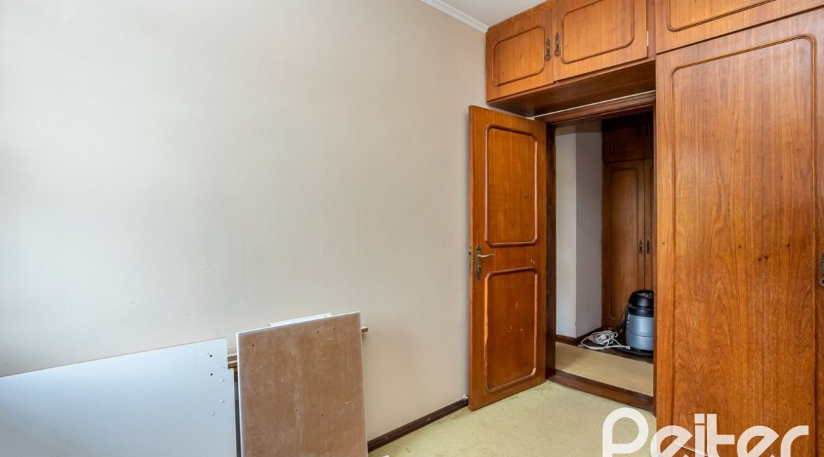 Casa à venda com 600m², 6 dormitórios, 3 suítes, 5 vagas, no bairro Tristeza em Porto Alegre