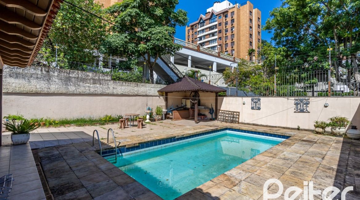 Casa à venda com 600m², 6 dormitórios, 3 suítes, 5 vagas, no bairro Tristeza em Porto Alegre