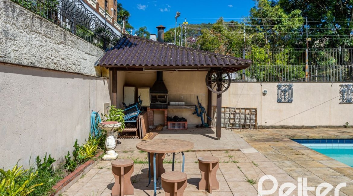 Casa à venda com 600m², 6 dormitórios, 3 suítes, 5 vagas, no bairro Tristeza em Porto Alegre