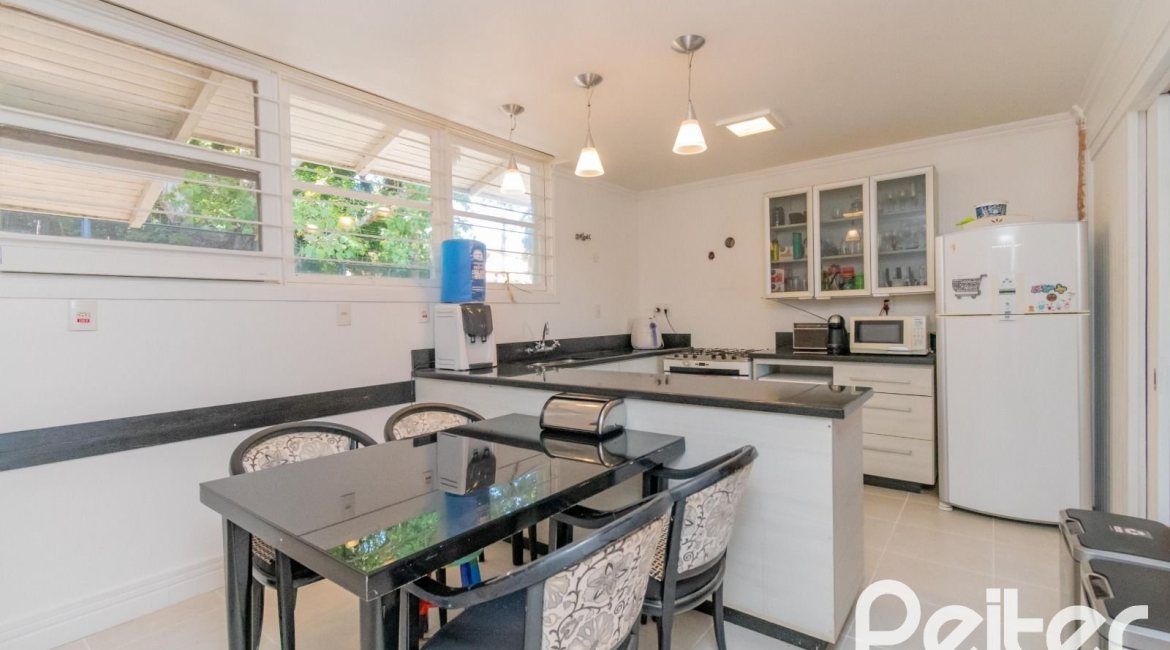 Casa à venda com 312m², 5 dormitórios, 5 suítes, 5 vagas, no bairro Vila Conceição em Porto Alegre