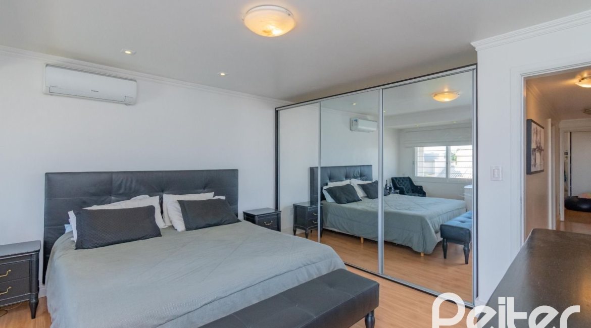 Casa à venda com 312m², 5 dormitórios, 5 suítes, 5 vagas, no bairro Vila Conceição em Porto Alegre