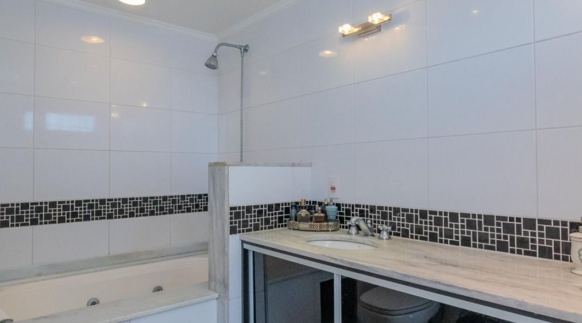 Casa à venda com 312m², 5 dormitórios, 5 suítes, 5 vagas, no bairro Vila Conceição em Porto Alegre