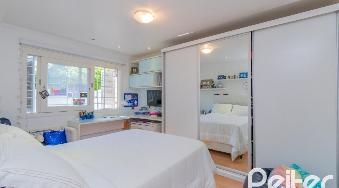 Casa à venda com 312m², 5 dormitórios, 5 suítes, 5 vagas, no bairro Vila Conceição em Porto Alegre