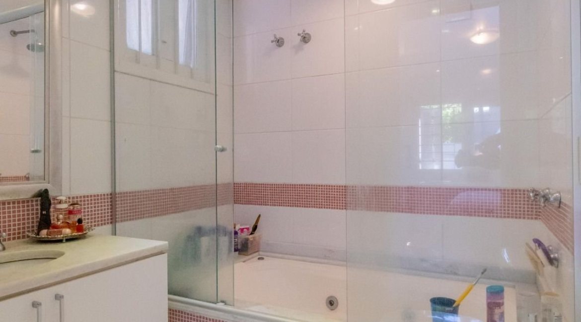 Casa à venda com 312m², 5 dormitórios, 5 suítes, 5 vagas, no bairro Vila Conceição em Porto Alegre