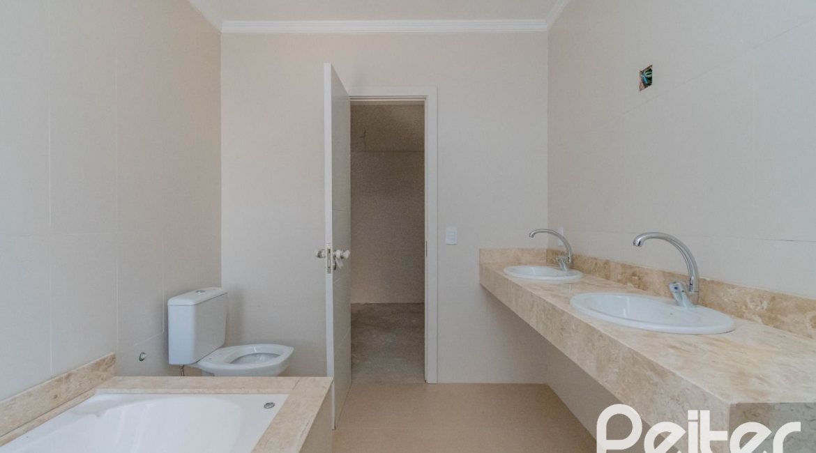 Casa em Condomínio à venda com 293m², 3 dormitórios, 3 suítes, 3 vagas, no bairro Tristeza em Porto Alegre