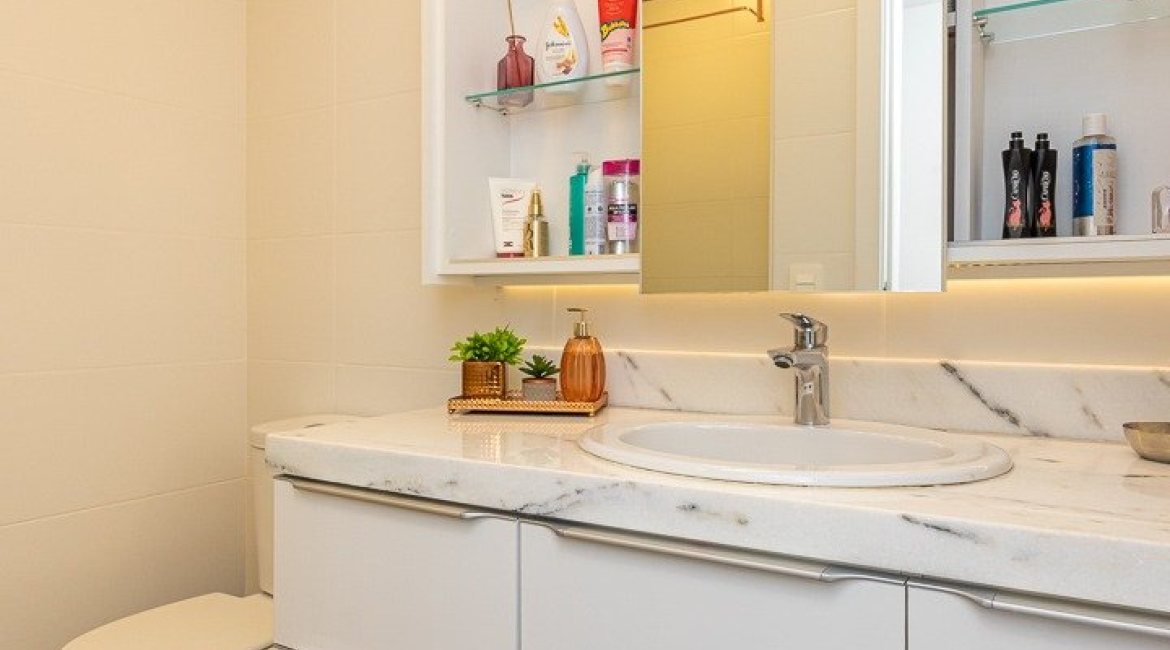 Casa em Condomínio à venda com 162m², 4 dormitórios, 2 suítes, 2 vagas, no bairro Vila Nova em PORTO ALEGRE