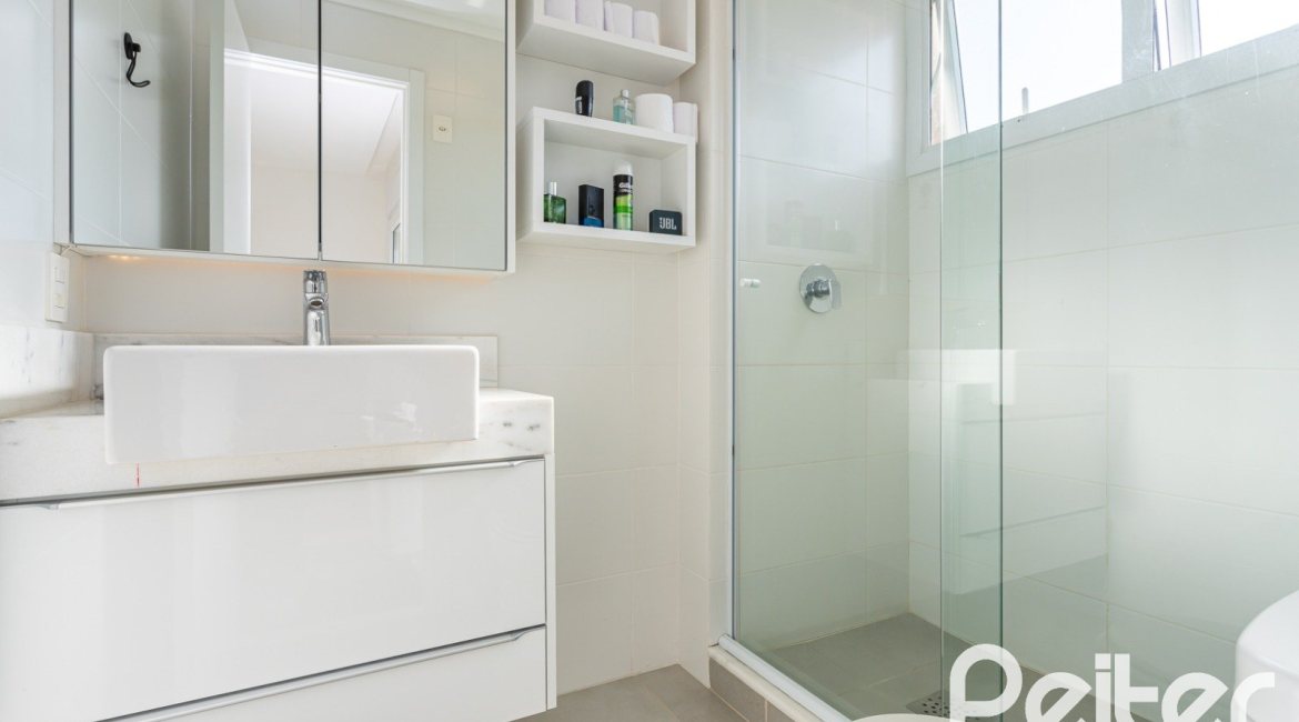 Casa em Condomínio à venda com 162m², 4 dormitórios, 2 suítes, 2 vagas, no bairro Vila Nova em PORTO ALEGRE