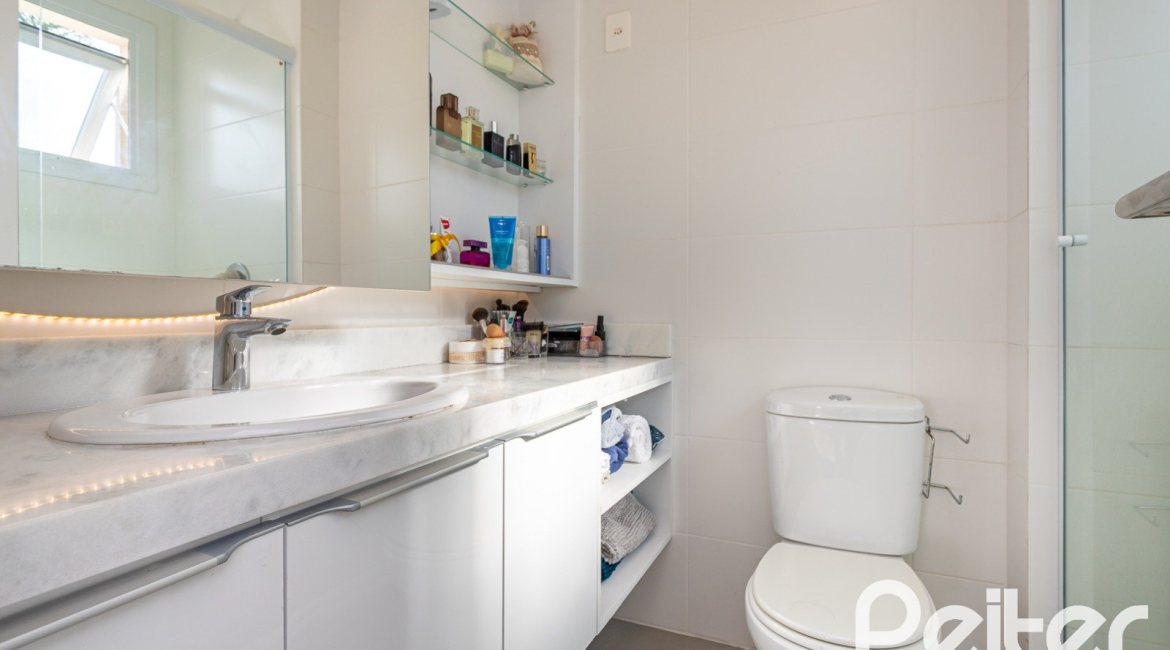 Casa em Condomínio à venda com 162m², 4 dormitórios, 2 suítes, 2 vagas, no bairro Vila Nova em PORTO ALEGRE