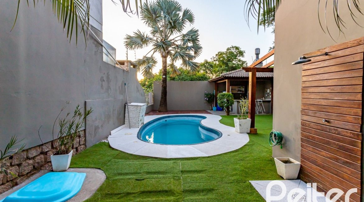 Casa à venda com 262m², 3 dormitórios, 1 suíte, 4 vagas, no bairro Ipanema em Porto Alegre