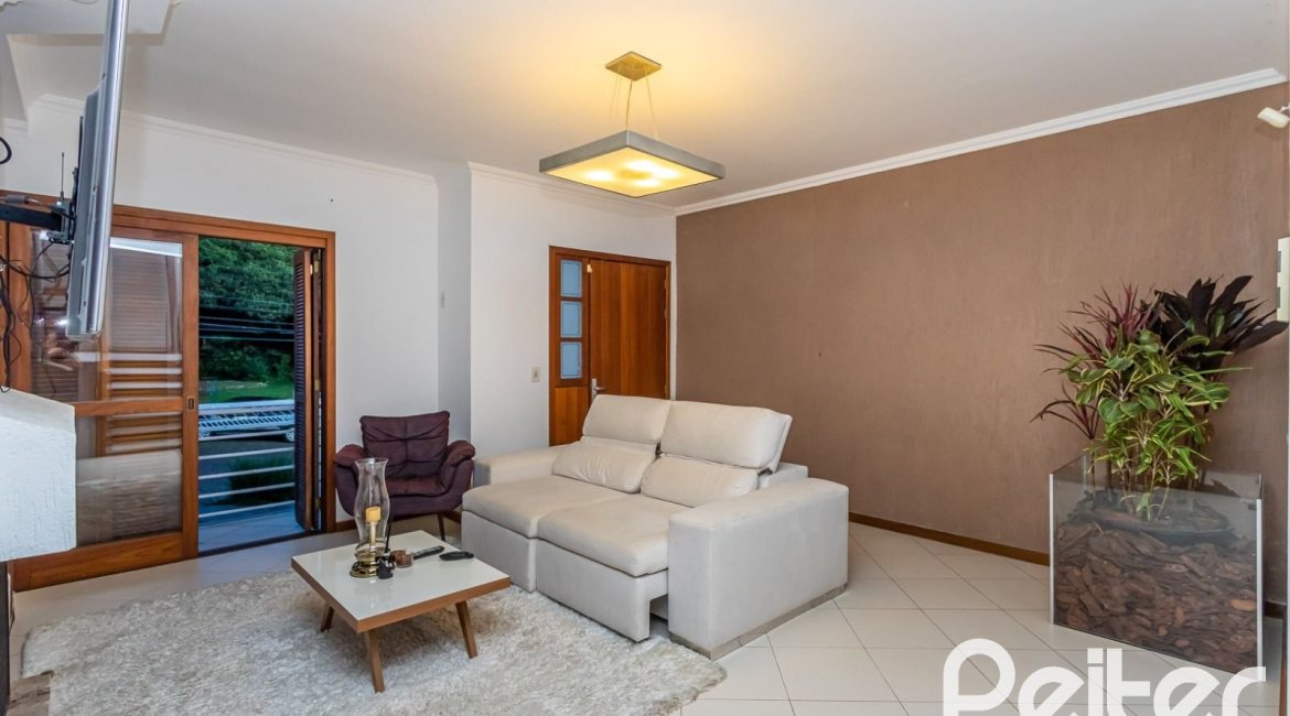 Casa à venda com 262m², 3 dormitórios, 1 suíte, 4 vagas, no bairro Ipanema em Porto Alegre